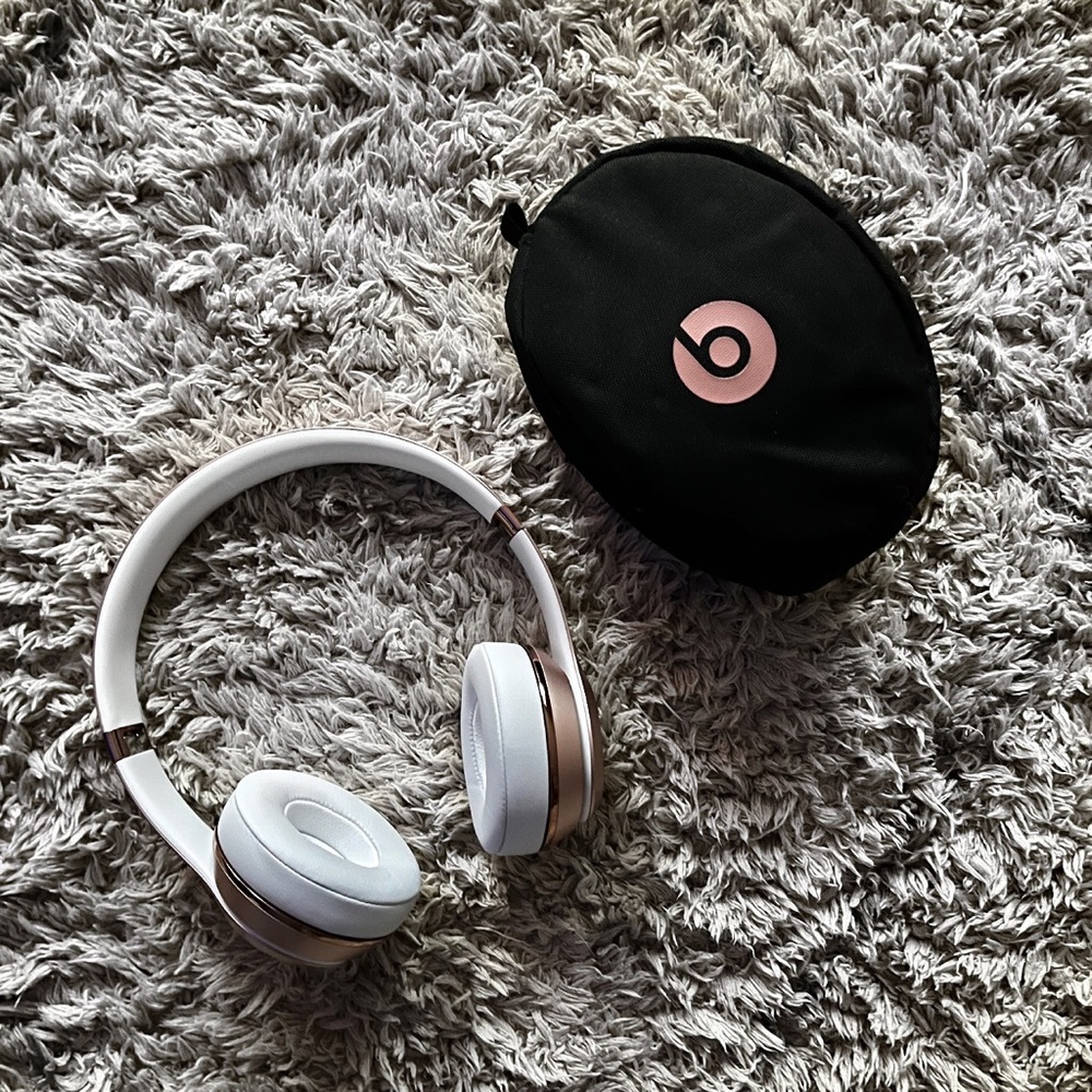 Rose Gold Beats Solo 3 Wireless Headphones